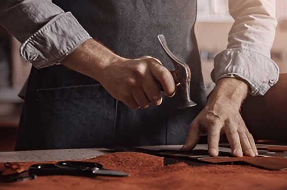 Lederreparatur von Hand